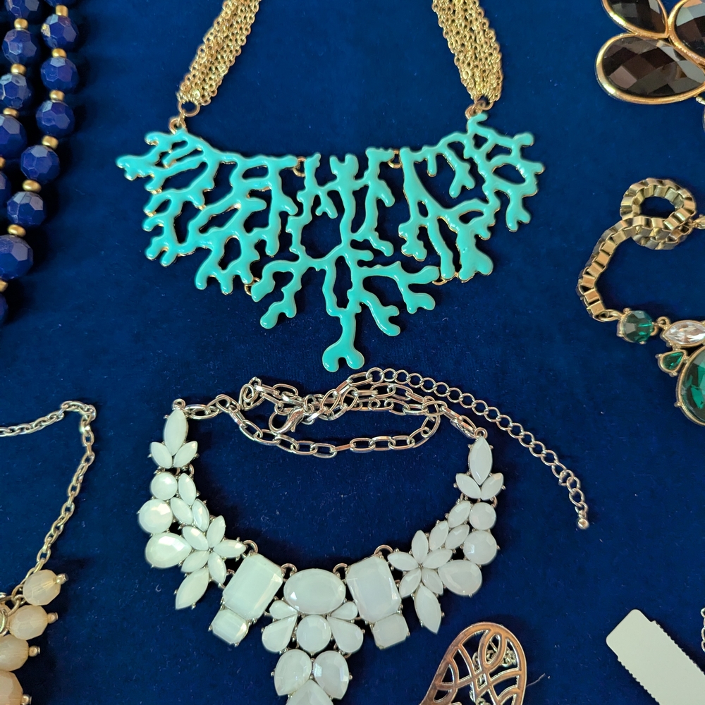 Elegant Lot Of Estate Costume Jewelry, Total Of 16 Necklaces - Picture 8 of 10